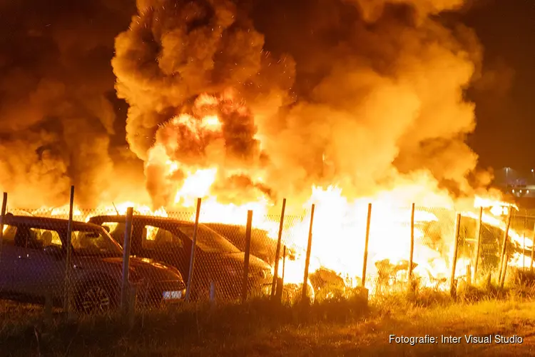 Tientallen auto's in brand in Rijsenhout naast Schiphol