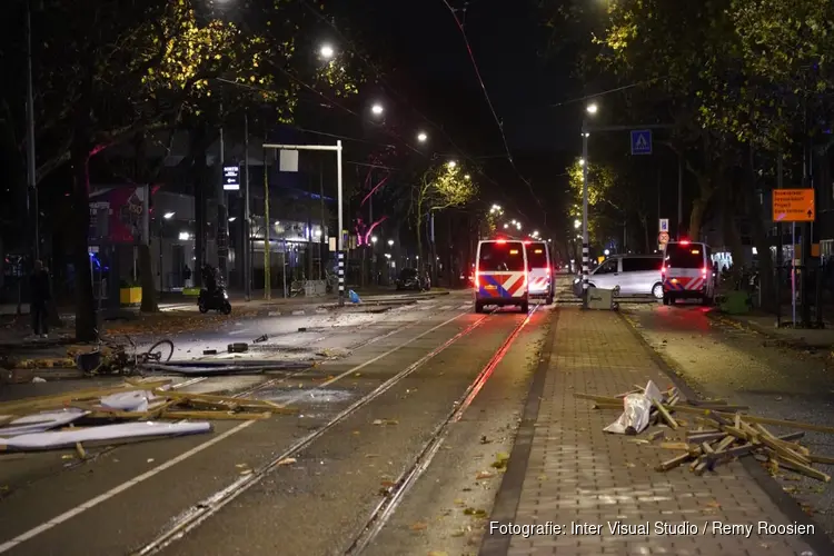 Mobiele eenheid in actie op Plein 40-45 in Amsterdam