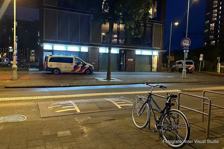 Politie schiet vrouw in been bij dreigende situatie bij wooncomplex in Amsterdam-centrum