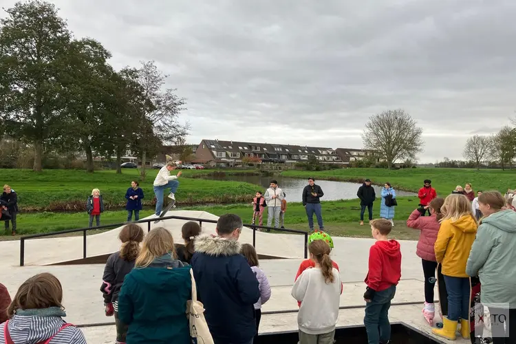 Vernieuwde skatebaan in Weesp spectaculair geopend door Olympisch skateboarder Roos Zwetsloot