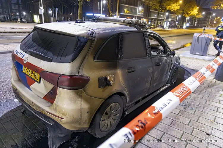 Politiewagen uitgebrand voor bureau aan de Hoofdweg in Amsterdam