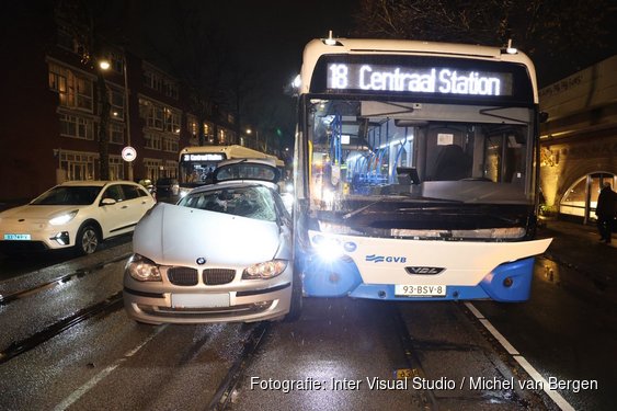 Botsing tussen auto en bus in Amsterdam