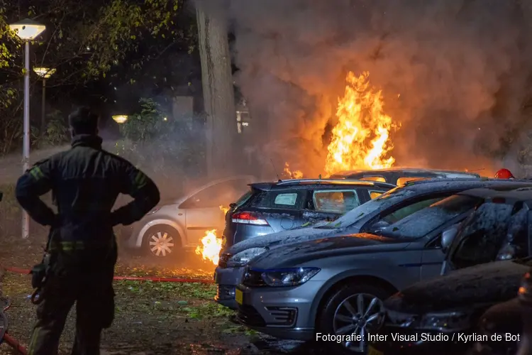 Drie auto’s gaan in vlammen op bij nachtelijke autobrand