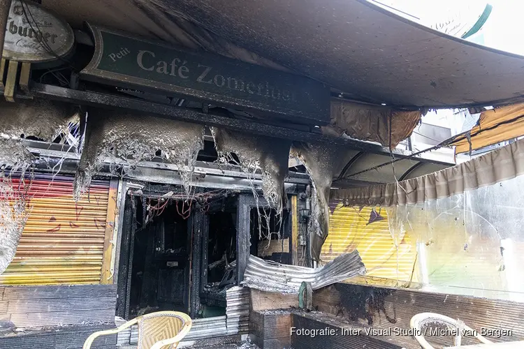 Schade goed zichtbaar bij daglicht na explosie cafe Amsterdam