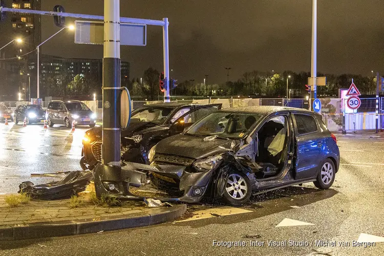 Deur van auto geknipt na ongeval De Boelelaan