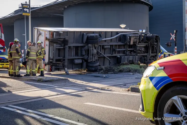 Vrachtwagen belandt op zijn kant na botsing met personenauto Australiehavenweg Amsterdam