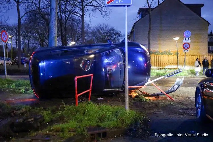 Automobilist op z'n kant op Westerlengte in Amsterdam