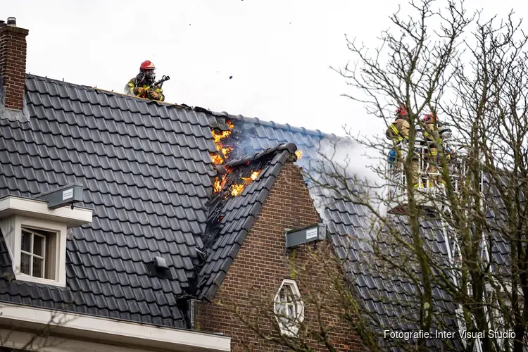 Grote brand op dak portiekwoning aan de Rijpgracht in Amsterdam-West