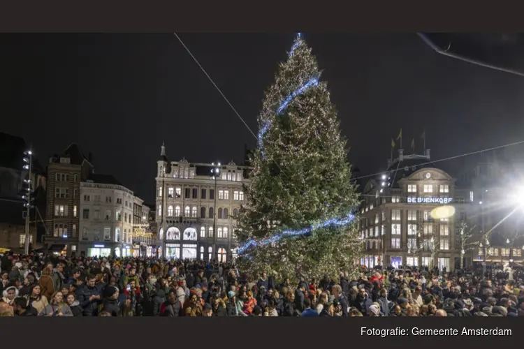 LED there be light: 40.000 lampjes in de kerstboom op de Dam