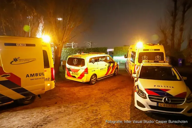 Vrouw aangetroffen in water langs Lange Muiderweg