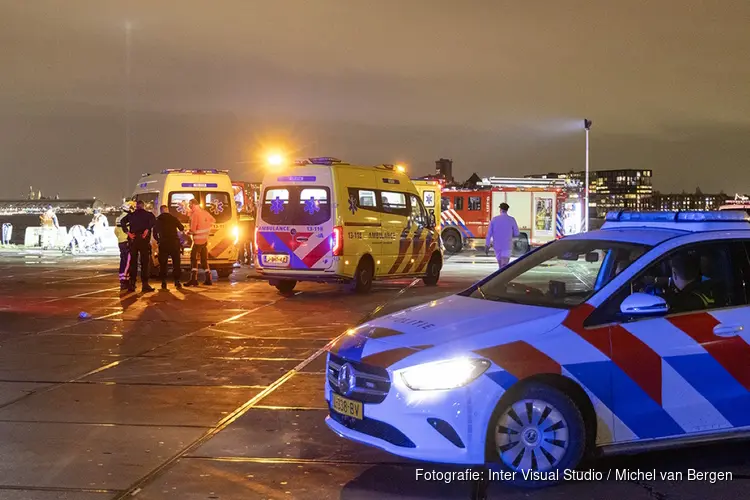 Twee mensen uit te water geraakte auto gehaald aan het NDSM-plein in Amsterdam