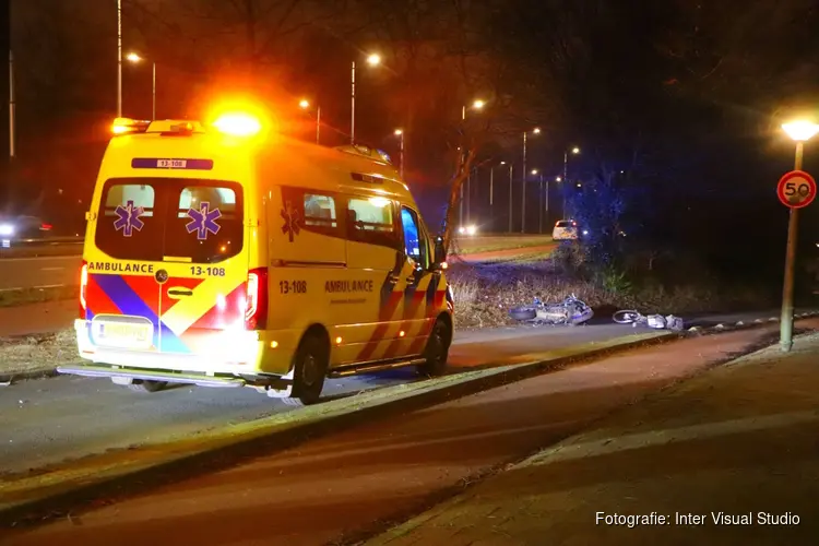 Motorrijder rijdt tegen fietser op Cornelis Lelylaan