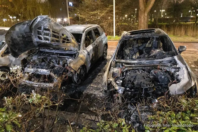 Drie auto's in brand aan Korte Water in Amsterdam