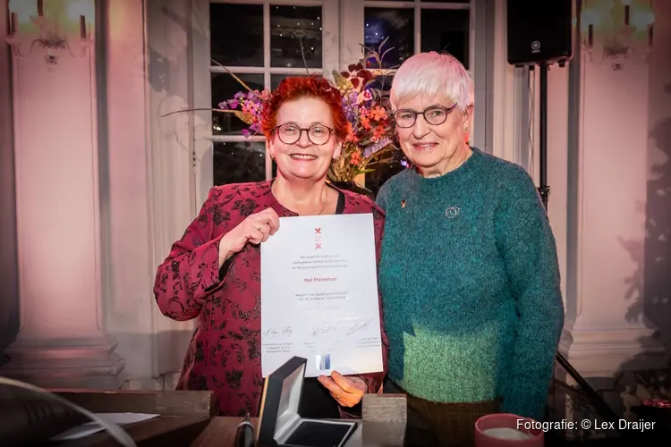 Nel Mateman ontvangt de eerste Weesperspeld van stadsgebied Weesp