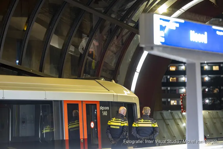 Verdachte verschanst zich op dak van metrostation Amsterdam Noord