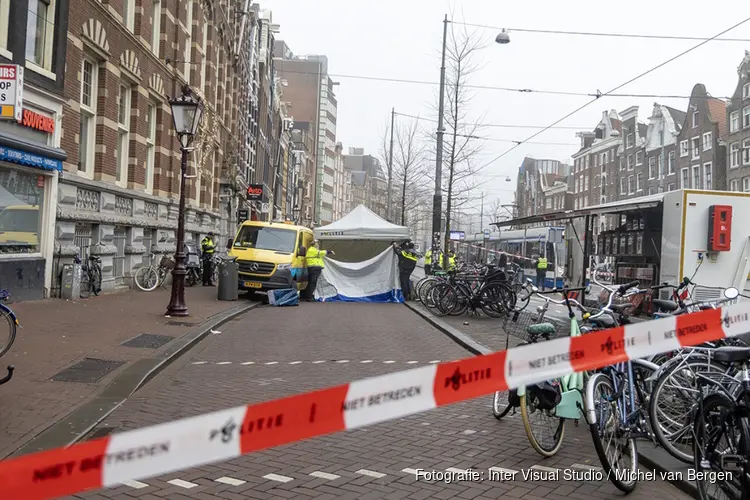 Vrouw overleden na aanrijding met auto in centrum van Amsterdam