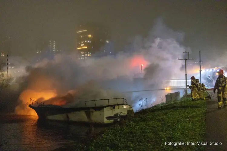 Brand op plezierboot aan Weesperzijde