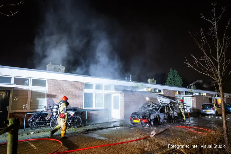 Woningen ontruimd en beschadigd na felle autobrand in W.J. Bijleveldstraat