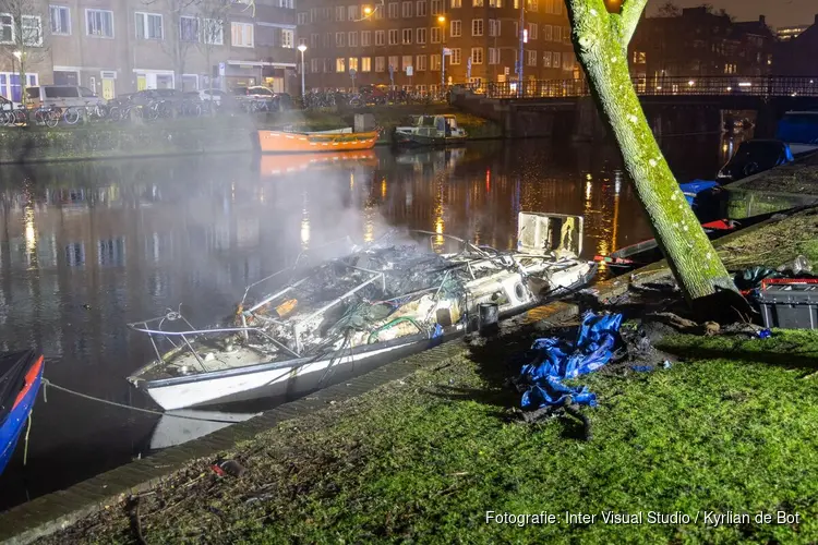 Brand verwoest bootje in Amsterdam