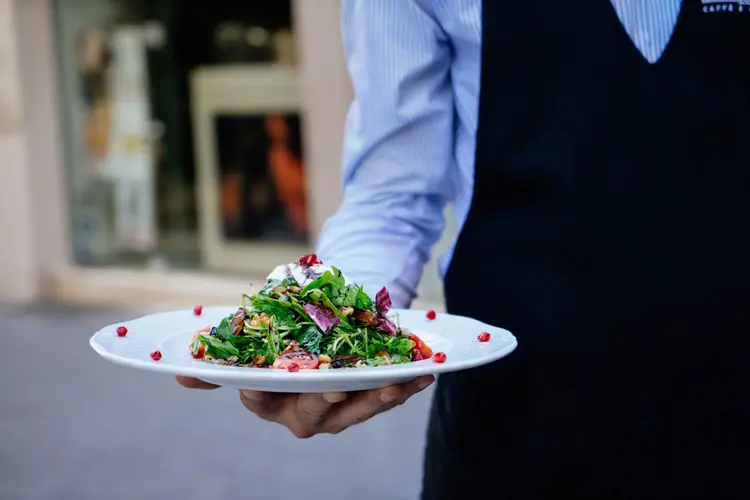 Personeelstekorten in de horeca leiden tot sluiting van bedrijven