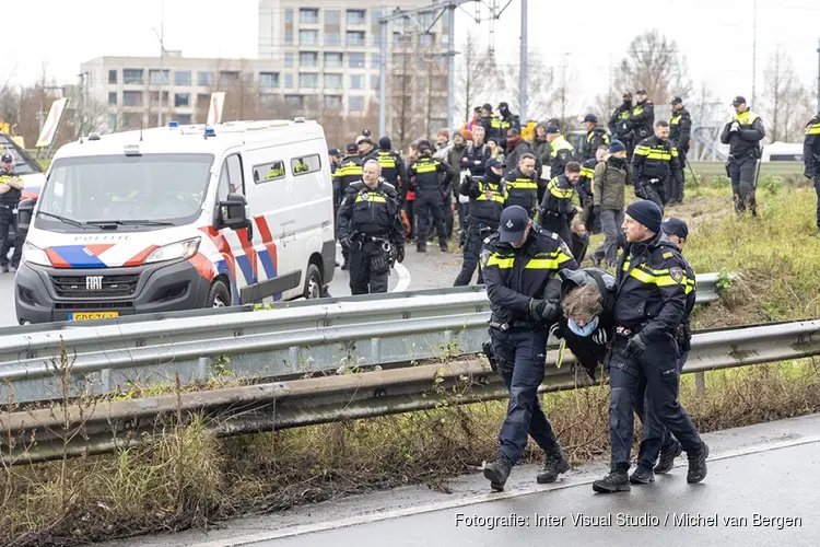 Klimaatdemonstranten XR voeren actie op A10 in Amsterdam, politie grijpt in