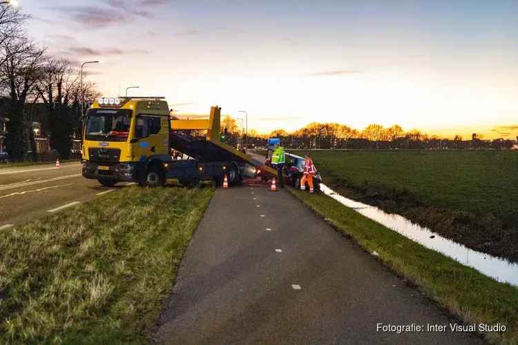 Auto te water gereden in Ouderkerk aan de Amstel