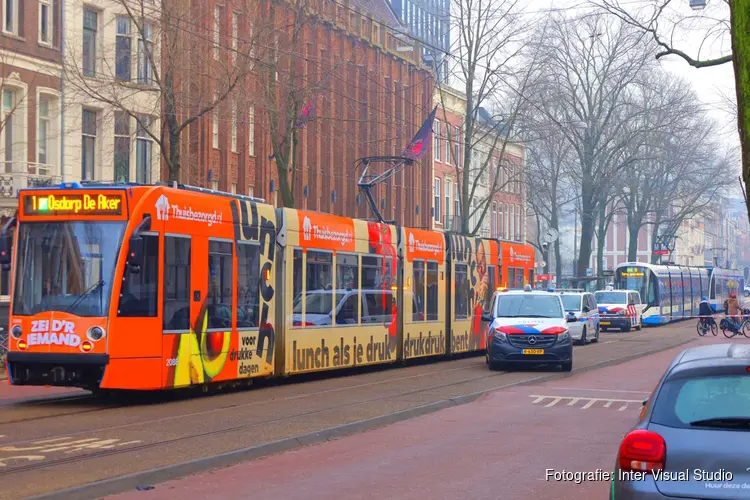 Kind vast onder tram op Sarphatistraat in Amsterdam