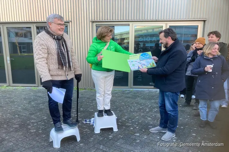 Bewoners van Carolina MacGillavrylaan overhandigen manifest aan stadsdeel Oost