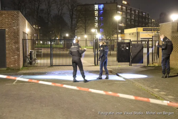 Politie doet onderzoek na schietpartij Kantershofstraat in Amsterdam-Zuidoost