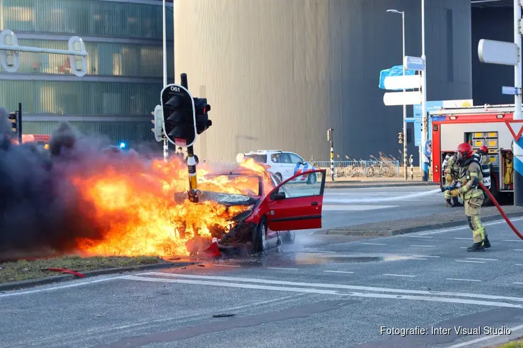 Auto vliegt in brand bij ongeluk op Australiëhavenweg