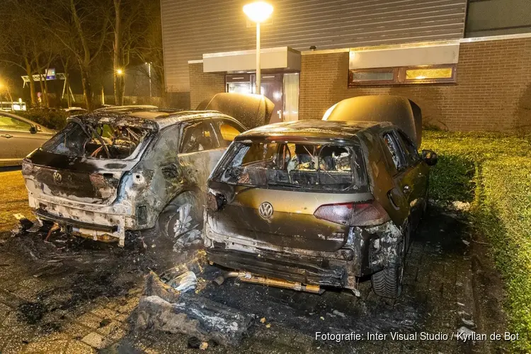 Twee voertuigen gaan in vlammen op bij nachtelijke autobrand in Amsterdam-Noord