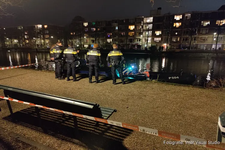 Zoektocht naar vluchtende man, mogelijk te water gesprongen bij Wittenburgkade