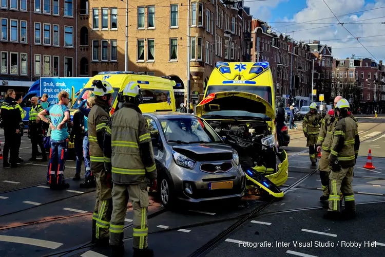 Ambulance betrokken bij aanrijding op Amstelveenseweg