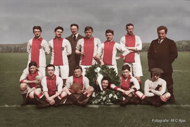 Jubileumtenue Ajax, geïnspireerd op eerste wit-rood-witte tenue